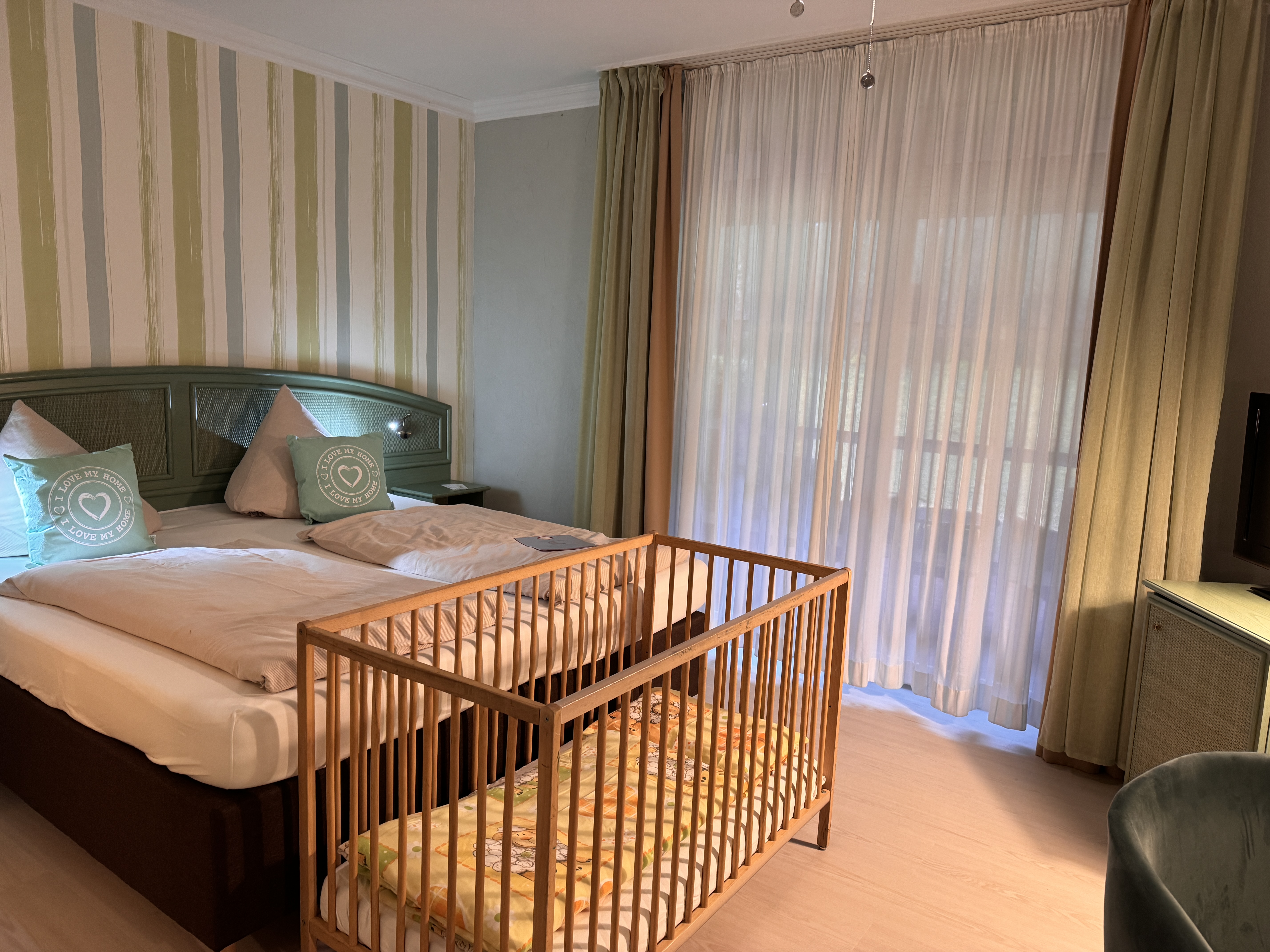 Kinderhotel: Doppelzimmer mit Babybett - Familotel Borchard's Rookhus