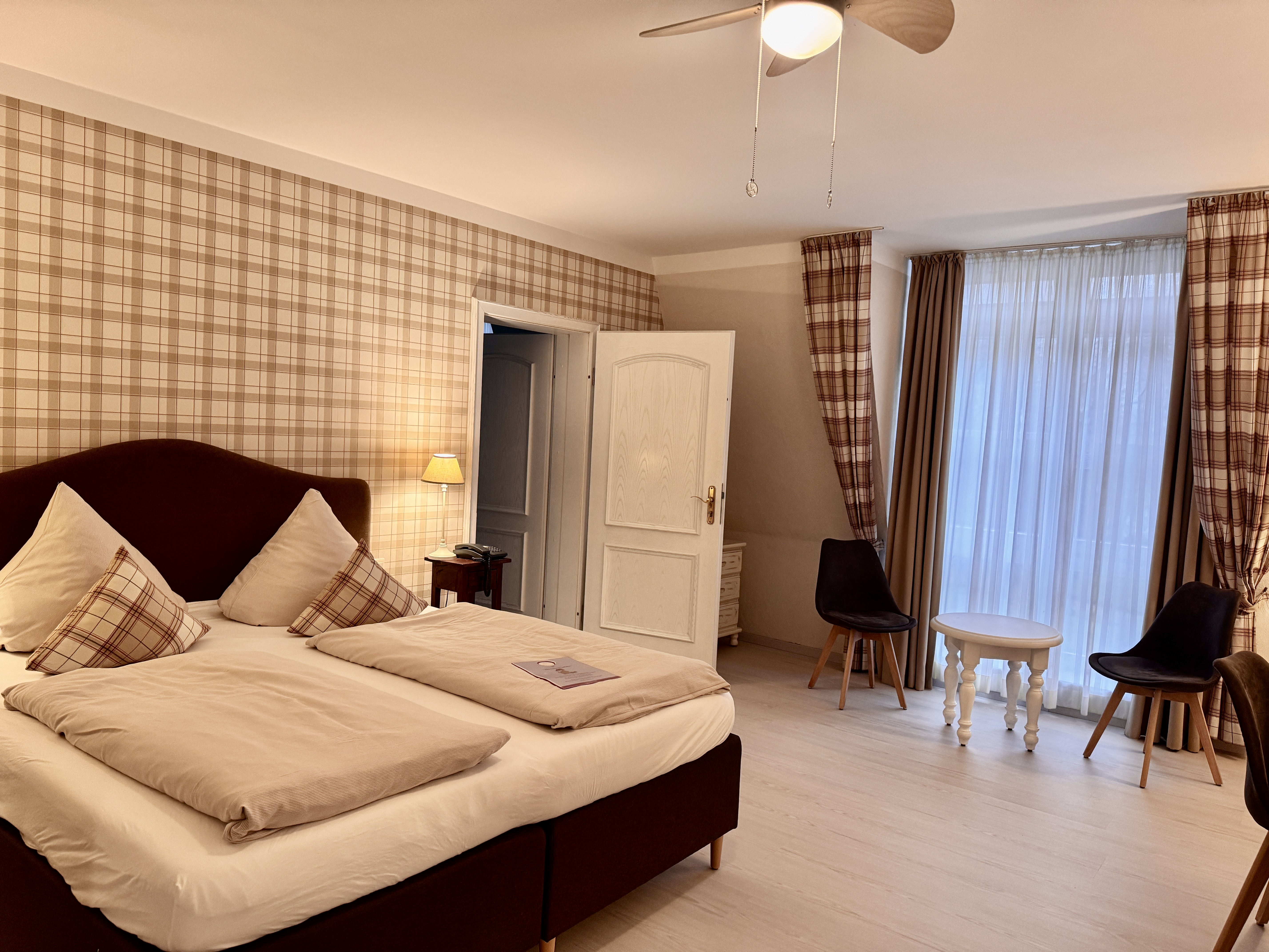 Kinderhotel: Doppelzimmer mit Verbindungstür zum Kinderzimmer - Familotel Borchard's Rookhus
