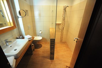 Kinderhotel: Das Badezimmer, identisch in jeder Zimmerkategorie! - Golchener Hof