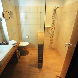Kinderhotel: Das Badezimmer, identisch in jeder Zimmerkategorie! - Golchener Hof