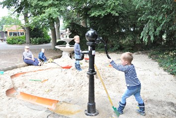 Kinderhotel: Wasser-Matsch-Spielplatz - Gut Landegge Familotel Emsland