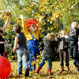 Kinderhotel: Spielen mit dem Maskottchen - Gut Landegge Familotel Emsland