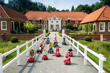 Kinderhotel: Kinder beim Bobby Car fahren - Gut Landegge Familotel Emsland