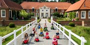 Familienhotel - Niedersachsen - Kinder beim Bobby Car fahren - Gut Landegge Familotel Emsland