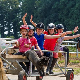 Kinderhotel: Lustige Ausfahrt mit den Pferden - Gut Landegge Familotel Emsland