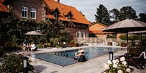 Familienhotel - Lüneburger Heide - Badespaß im beheizten Außenpool am Bauerngarten - Familotel Landhaus Averbeck