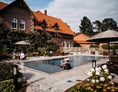 Kinderhotel: Badespaß im beheizten Außenpool am Bauerngarten - Familotel Landhaus Averbeck