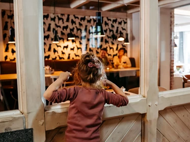 Kinderhotel: Kids im Blick und entspannt essen - Familotel Landhaus Averbeck