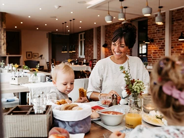 Kinderhotel: Frisches Frühstücksbuffet - Familotel Landhaus Averbeck