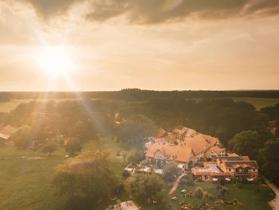 Kinderhotel: Familienurlaub in der Natur umgeben von Wiesen und Pferdekoppeln - Familotel Landhaus Averbeck