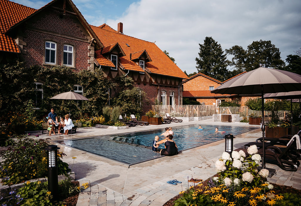 Kinderhotel: Badespaß im beheizten Außenpool am Bauerngarten - Landhaus Averbeck