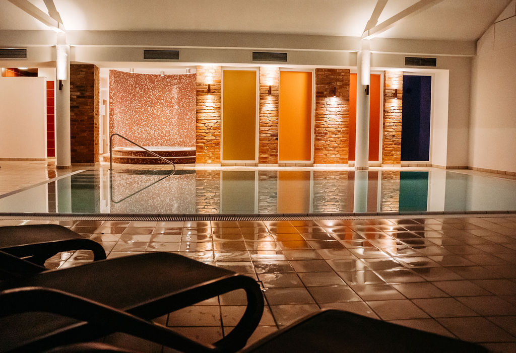 Kinderhotel: Kleines, feines Schwimmbad mit Babybecken für Schwimmkurse und Familienspaß - Landhaus Averbeck