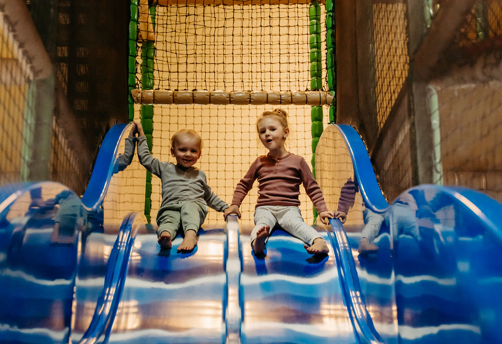 Kinderhotel: Spielscheune Landlümmels zum Hangeln, Hüpfen, Toben & Rutschen - Landhaus Averbeck
