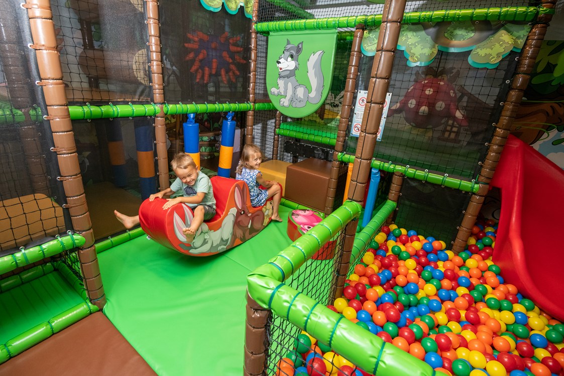 Kinderhotel: Soft-Play-Anlage mit Bällebad im Game-Room direkt neben dem Restaurant - Good Life Resort die Riederalm ****S