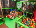 Kinderhotel: Soft-Play-Anlage mit Bällebad im Game-Room direkt neben dem Restaurant - Good Life Resort die Riederalm ****S