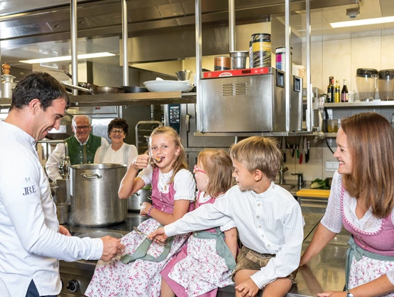 Kinderhotel: Haubenkoch & Gastgeber Andreas Herbst zaubert wahre Gaumenerlebnisse und bekommt dabei die beste Unterstützung seiner Familie - Good Life Resort die Riederalm ****S