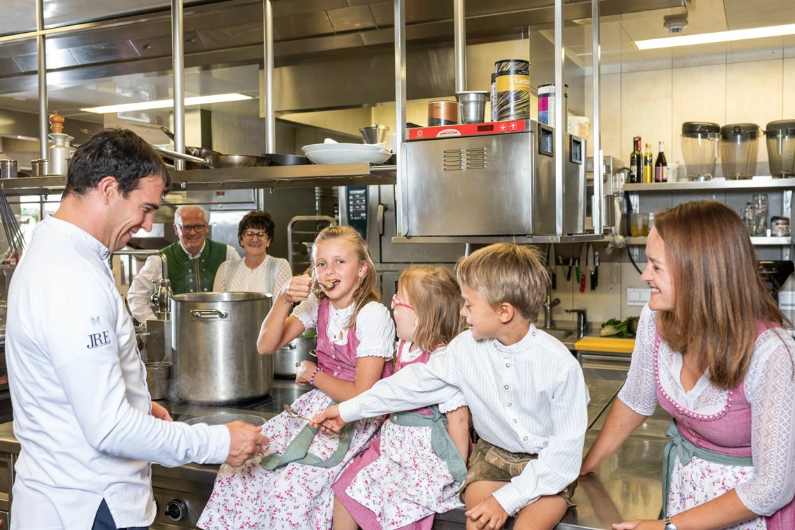 Kinderhotel: Haubenkoch & Gastgeber Andreas Herbst zaubert wahre Gaumenerlebnisse und bekommt dabei die beste Unterstützung seiner Familie - Good Life Resort die Riederalm ****S