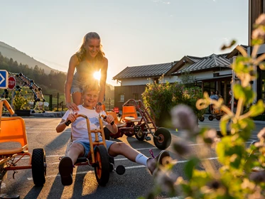 Kinderhotel: Während die Eltern noch ihr Gourmetmenü in Ruhe genießen, toben sich die Kinder bereits am Spielplatz mit Moon-Harleys und Co. aus. - Good Life Resort die Riederalm ****S