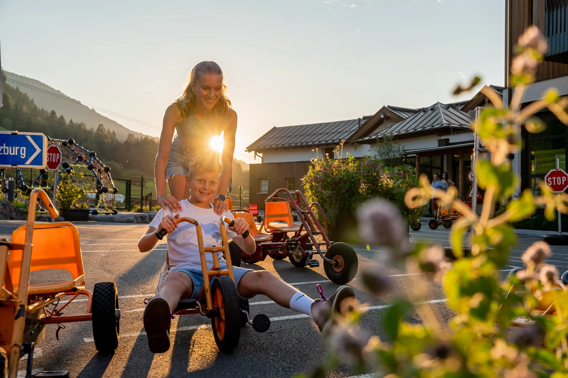 Kinderhotel: Während die Eltern noch ihr Gourmetmenü in Ruhe genießen, toben sich die Kinder bereits am Spielplatz mit Moon-Harleys und Co. aus. - Good Life Resort die Riederalm ****S