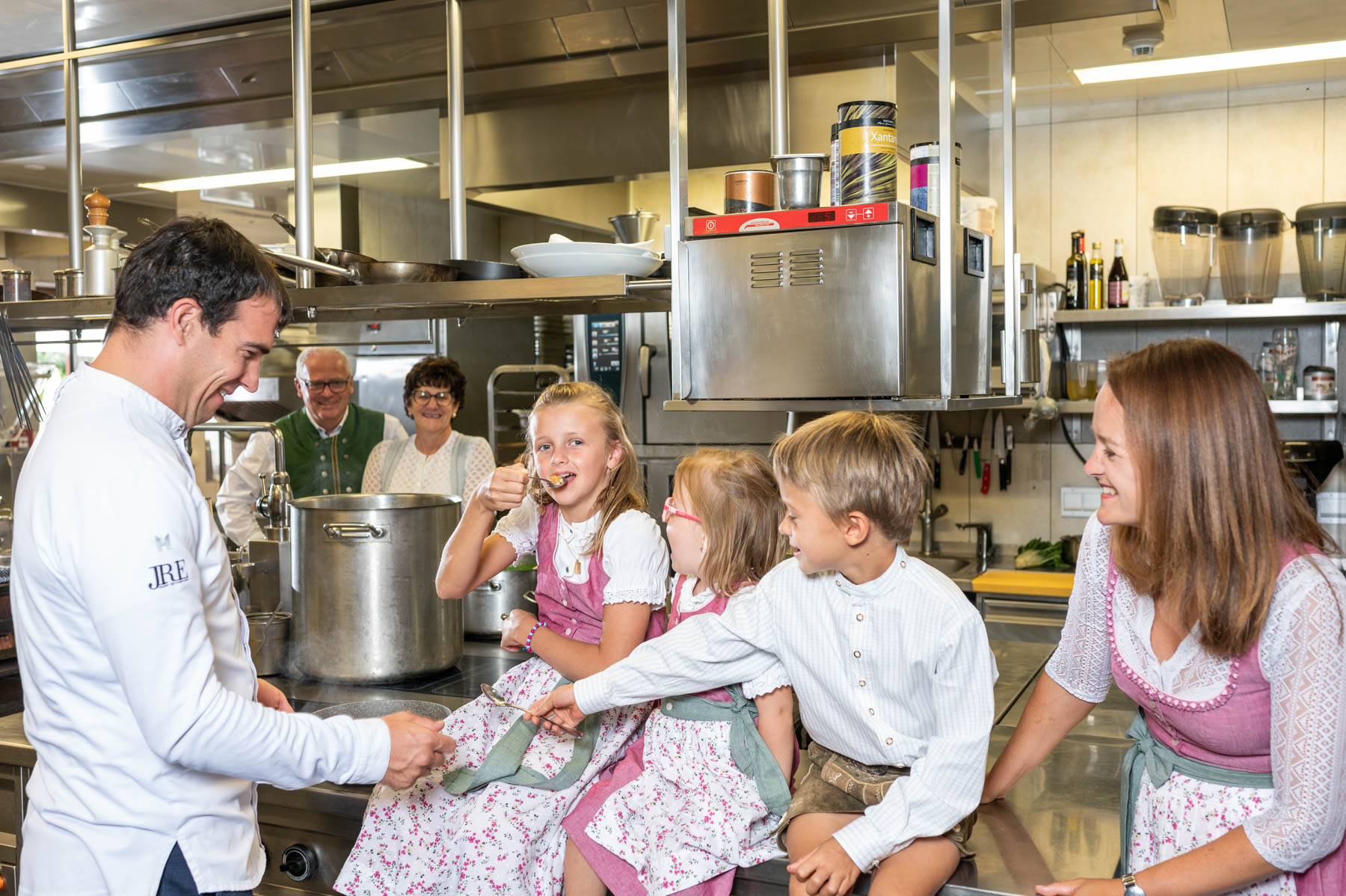 Kinderhotel: Haubenkoch & Gastgeber Andreas Herbst zaubert wahre Gaumenerlebnisse und bekommt dabei die beste Unterstützung seiner Familie - Good Life Resort Riederalm