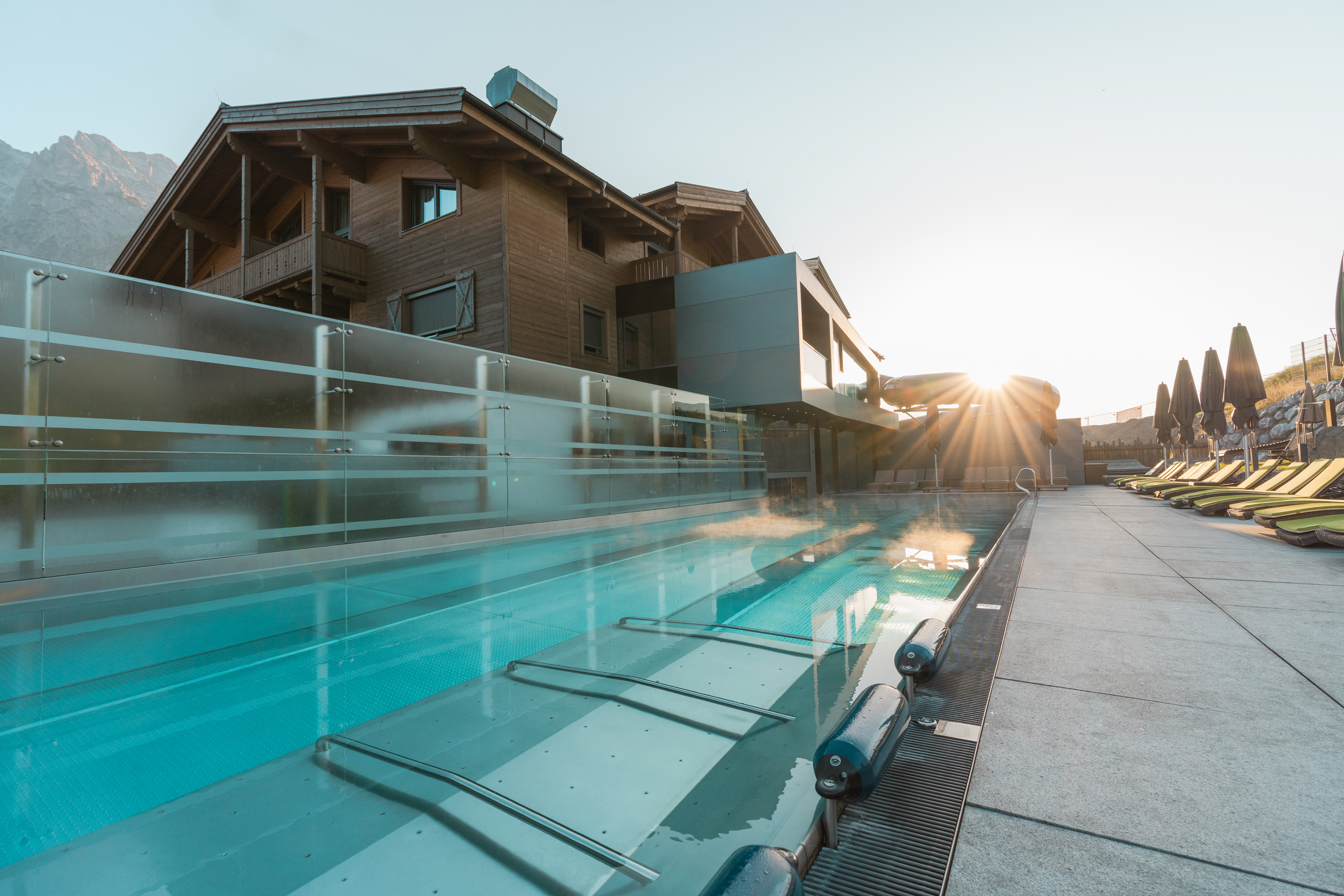 Kinderhotel: 20m langer Sport-Outdoor Pool in den "Pinzgauer Wasserfestspielen" - Good Life Resort Riederalm