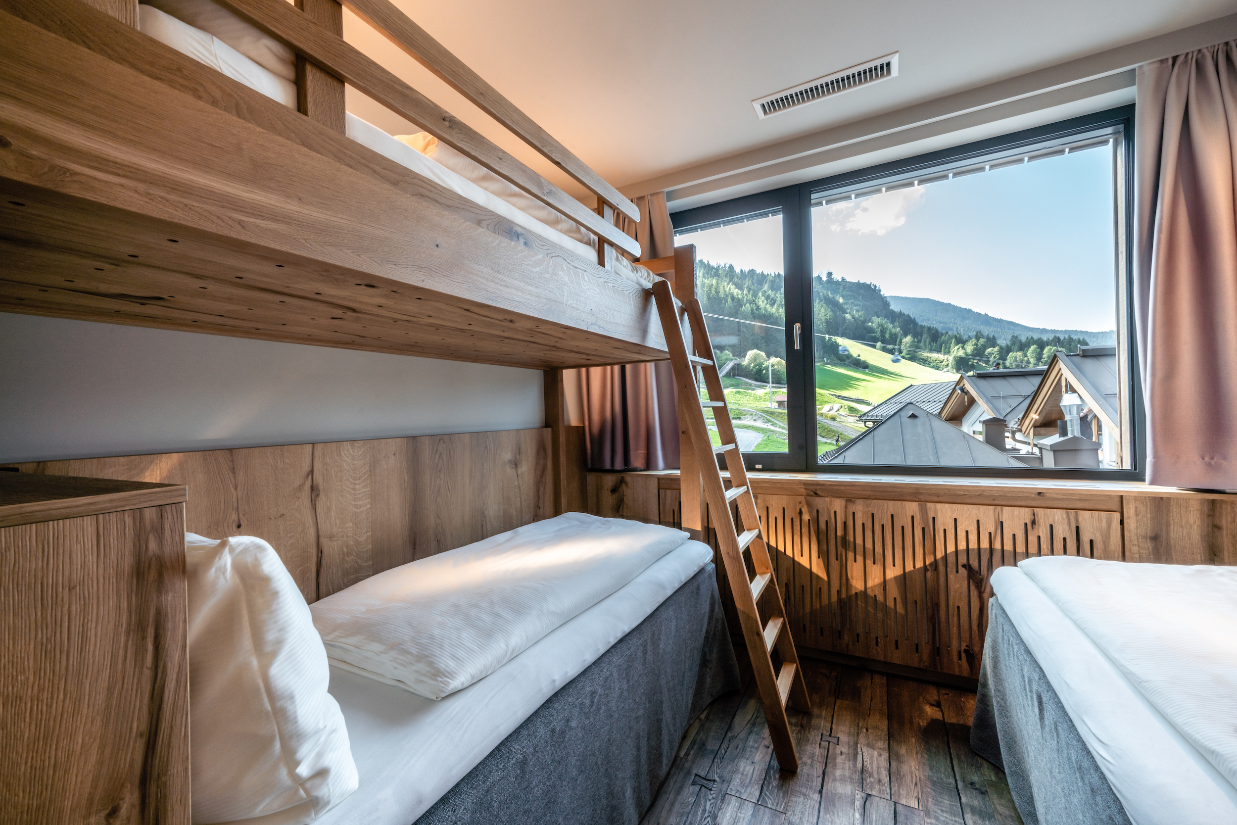Kinderhotel: Kinderzimmer in der "Family Suite Deluxe Leogang" - Good Life Resort Riederalm