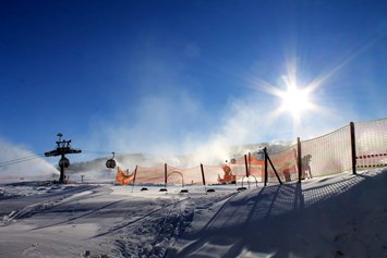 Kinderhotel: Ettelsberg im Winter - Skifahren in Willingen - Familotel Ottonenhof - Die Ferienhofanlage im Sauerland