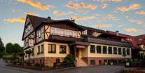 Familienhotel - Teutoburger Wald - Der Ottonenhof im Morgenlicht - Familotel Ottonenhof - Die Ferienhofanlage im Sauerland