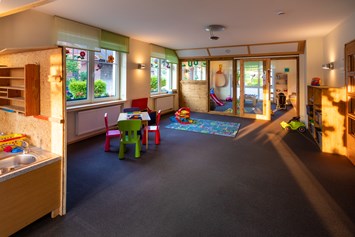 Kinderhotel: Großzügiger Spielbereich/ Kinderbetreuung - Familotel Ottonenhof - Die Ferienhofanlage im Sauerland