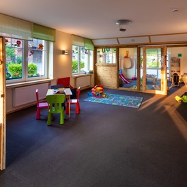 Kinderhotel: Großzügiger Spielbereich/ Kinderbetreuung - Familotel Ottonenhof - Die Ferienhofanlage im Sauerland