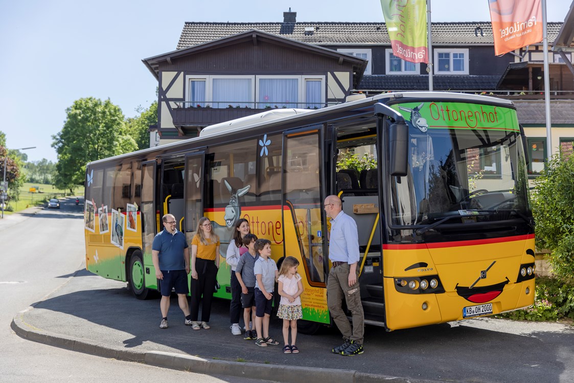 Kinderhotel: Der Ottonenhof Bus bringt euch zu den schönsten Ausflugszielen der Region - Familotel Ottonenhof - Die Ferienhofanlage im Sauerland