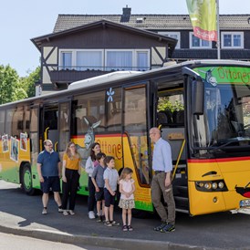 Kinderhotel: Der Ottonenhof Bus bringt euch zu den schönsten Ausflugszielen der Region - Familotel Ottonenhof - Die Ferienhofanlage im Sauerland