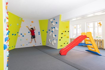 Kinderhotel: Kletterwand im Indoor Spielbereich - Familotel Ottonenhof - Die Ferienhofanlage im Sauerland