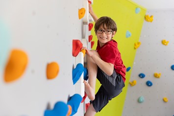 Kinderhotel: Kletterspaß im Indoor Spielebereich - Familotel Ottonenhof - Die Ferienhofanlage im Sauerland