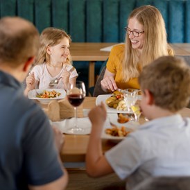 Kinderhotel: Familientisch - gemeinsam könnt ihr in unseren gemütlichen Stuben eure Mahlzeiten genießen  - Familotel Ottonenhof - Die Ferienhofanlage im Sauerland