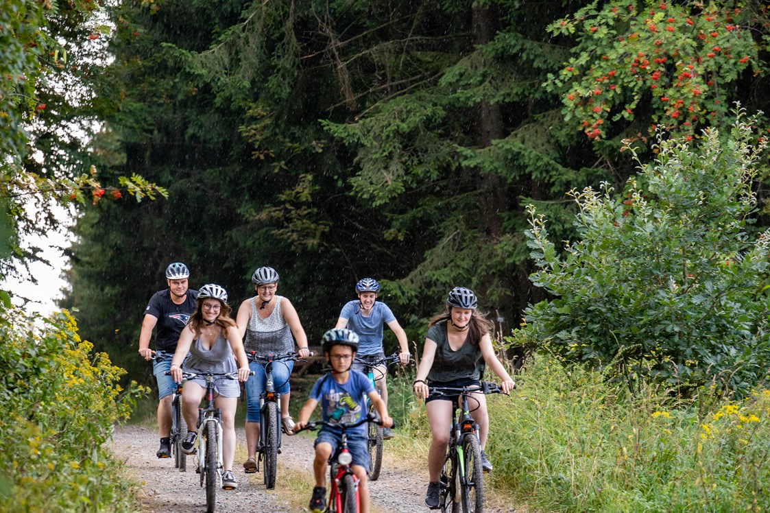 Kinderhotel: Fahrradtour - ob alleine oder mit der ganzen Familie, mit dem Fahrrad lässt sich die Gegend super erkunden - Familotel Ottonenhof - Die Ferienhofanlage im Sauerland