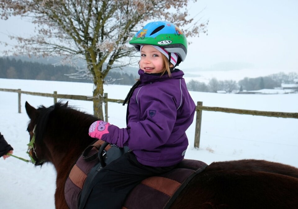 Kinderhotel: Beliebtes Wanderreiten: Kinder reiten – Eltern führen das Pferd - aFamilienhotel Ebbinghof