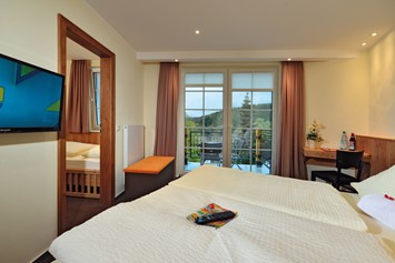 Familienhotel: Blick vom Bett ins Bergenland! Diese Familienzimmer ist ideal für Eltern mit einem Kind. - Familienhotel Ebbinghof
