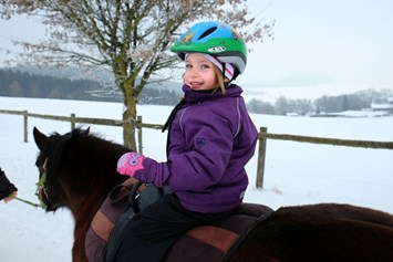 Familienhotel: Beliebtes Wanderreiten: Kinder reiten – Eltern führen das Pferd - Familienhotel Ebbinghof