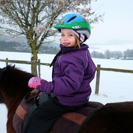 Familienhotel: Beliebtes Wanderreiten: Kinder reiten – Eltern führen das Pferd - Familienhotel Ebbinghof