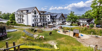 Familienhotel - Reitkurse - Saftige Wiesen, glückliche Pferde, ansteckendes Kinderlachen – Das ist der Sommer in Ebbinghof.  - Familienhotel Ebbinghof