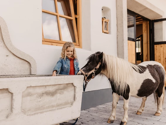 Kinderhotel: Bauernhof mit Pony und Pony reiten - Gut Berg Naturhotel