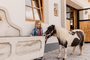 Kinderhotel: Bauernhof mit Pony und Pony reiten - Gut Berg Naturhotel
