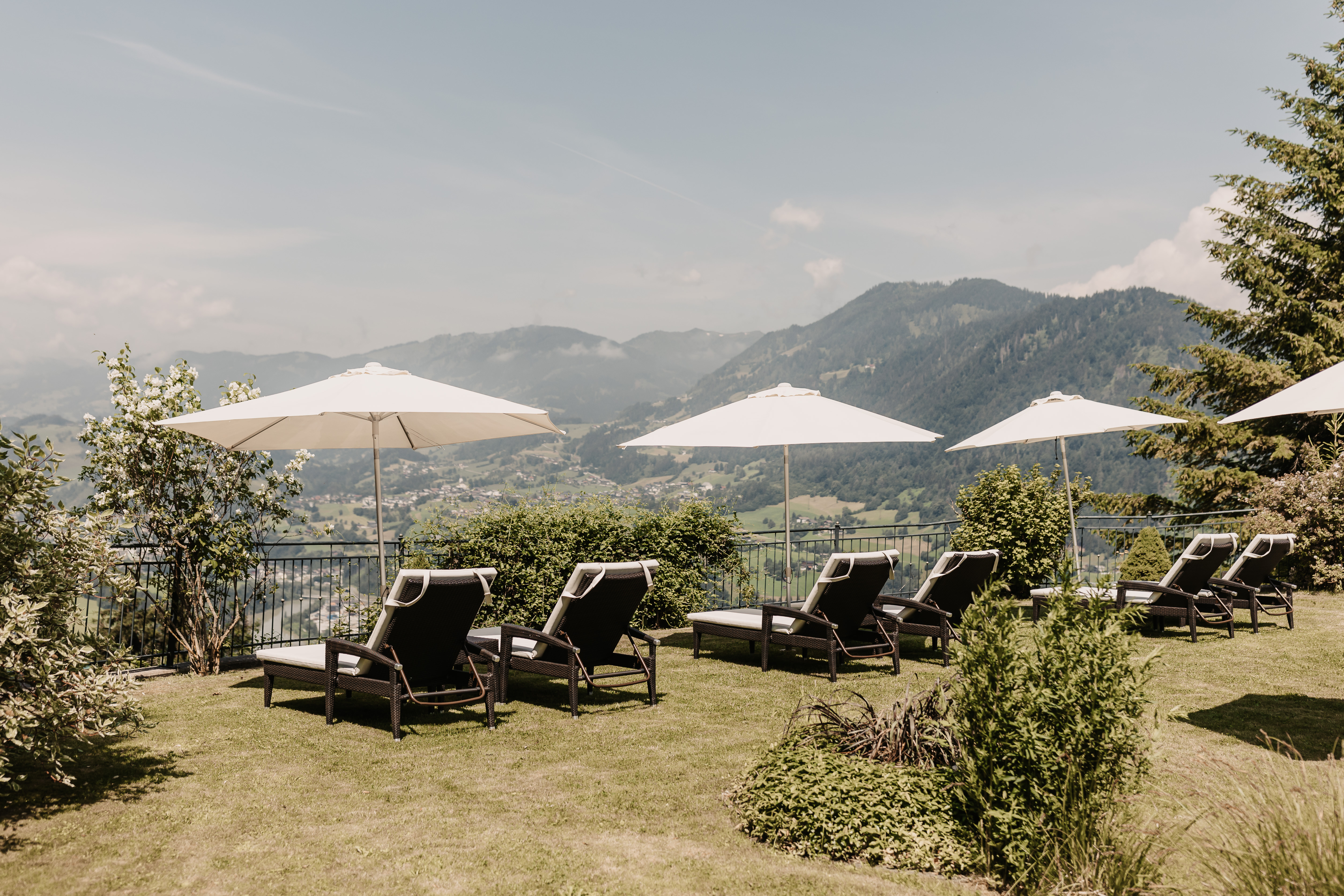 Kinderhotel: Panorama Liegewiese zum Entspannen - Gut Berg Naturhotel