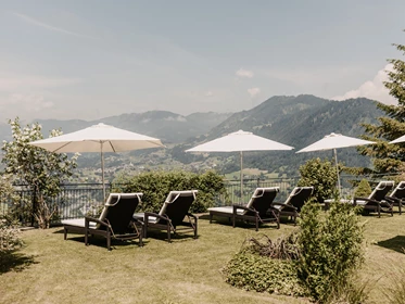 Kinderhotel: Panorama Liegewiese zum Entspannen - Gut Berg Naturhotel