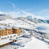 Familienhotel: Außenansicht im Winter - Family Home Alpenhof