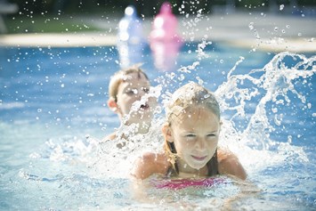 Kinderhotel: Kinder im Pool - Du Lac et Du Parc Grand Resort