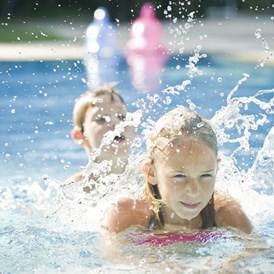 Kinderhotel: Kinder im Pool - Du Lac et Du Parc Grand Resort