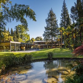 Kinderhotel: Gartenanlage mit Teich - Du Lac et Du Parc Grand Resort