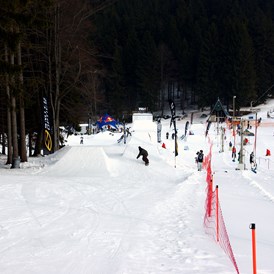 Kinderhotel: Skiarea Heubach, nur 1,5 km entfernt, mit 600 m Skipiste, Schlepplift, Nachtskifahren, Lernpark für die Kleinen und Funpark für alle waghalsigen Snowboarder und Freeskier - Werrapark Resort Hotel Heubacher Höhe